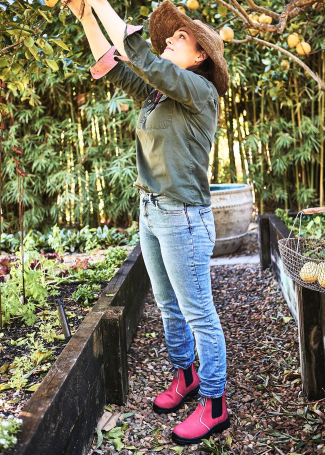 Inspires: women's pull on chelsea safety work boots