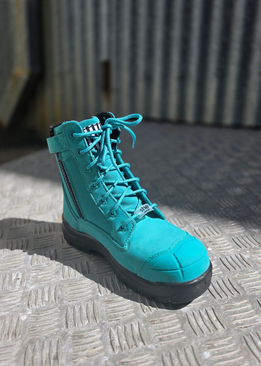 Aqua safety boot with aqua laces