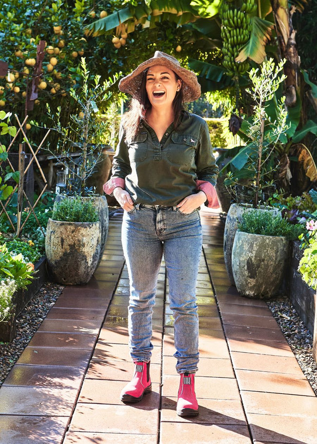 Inspires: women's pull on chelsea safety work boots