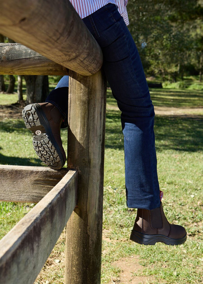 Inspires: women's pull on chelsea safety work boots