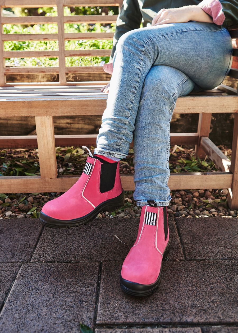 Inspires: women's pull on chelsea safety work boots
