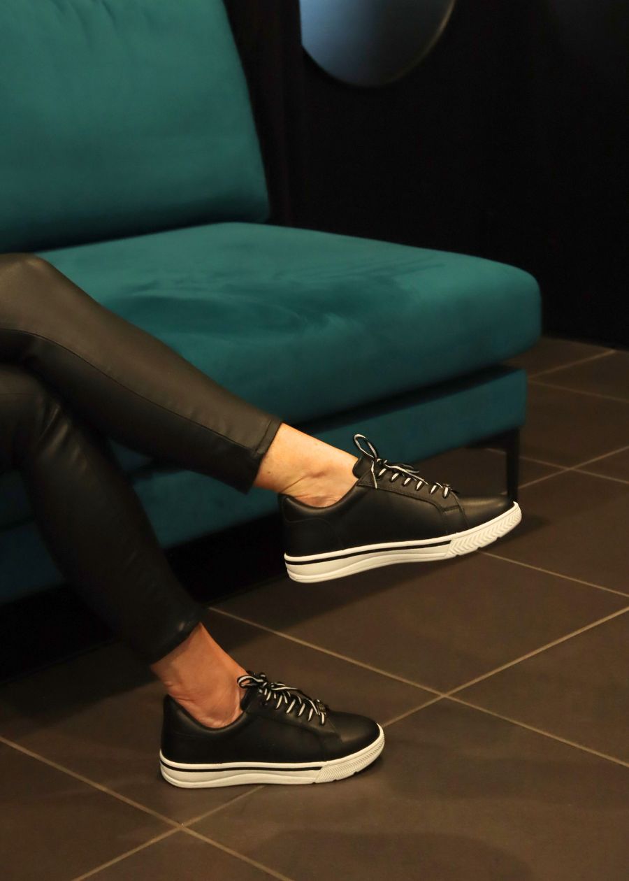 Supports 2: all day comfort womens sneaker