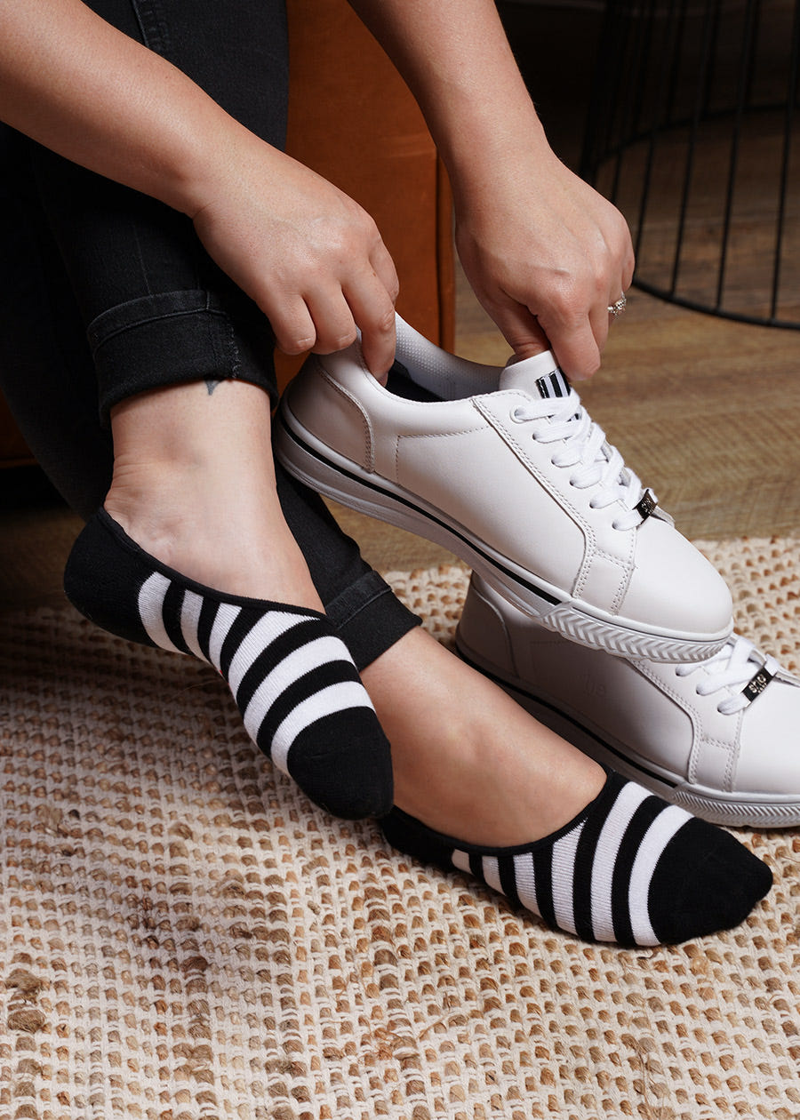 she wear organic bamboo ladies no show socks with she supports on the side
